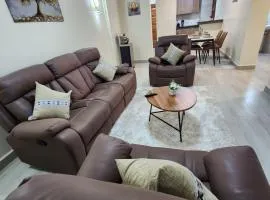 Luxurious 2 bed in CBD with swimming pool