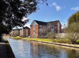 2 Bedroom Apartment, hótel í Exhall
