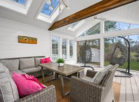 Cape Cod Getaway | Golf Views, Dog-Friendly Beach Nearby, hotel en Cotuit