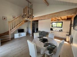 Les chalets du Médoc en bois aux accents de fuste canadienne avec piscine, hotel di Saint-Aubin-de-Médoc
