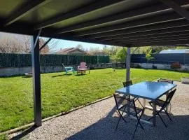 Logement 35m2 en rez de chaussée de notre maison, terrasse couverte , espace extérieur, parking privé fermé, a 3 km du centre ville du puy en Velay, tous commerces alimentaires à 200metres