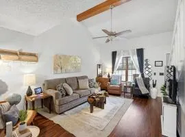 Holiday Island Escape with Panoramic Lake Views