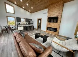 Fernwood Cabin - Pet-Friendly w Hot Tub