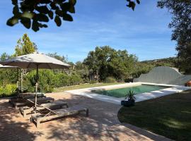 FORA HOUSES Design-led countryside stay, pool, 25min Faro & beaches, 1 bed apartment, terrace & garden, hotel u gradu Estoi