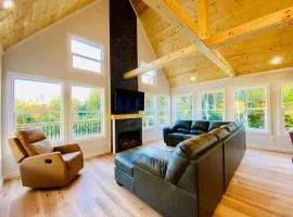 Glencoe - Modern RRG Cabin - Hot Tub - 3 King Beds - Located Just 3 Minutes From the Gorge Underground