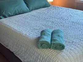 Cozy home near Westgate shopping centre and Royal reserve