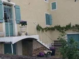 Verneuil Farmhouse Retreat - Sleeps 8 Near Lake