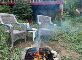 Creekside Cabin Pet Friendly Peaceful Cabin, viešbutis mieste Cascade