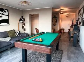 Bright designer apartment with pool table & 2 balconies