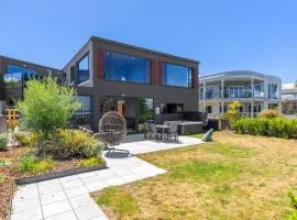 Gather Taupo - Lakefront House - Spa Pool