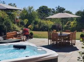Luxury 5-Bed Country House with Hot Tub, Views & Games Room, Sleeps 12 - Kent Downs