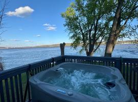 Private Riverfront Escape with Hot Tub, Fire Pit & Wildlife Views, ξενοδοχείο σε Bettendorf