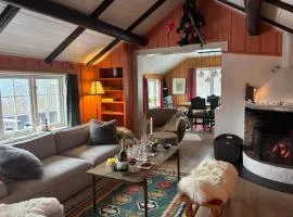 Authentic Norwegian ski chalet for 8 with fireplaces & modern comfort near Geilo ski slopes