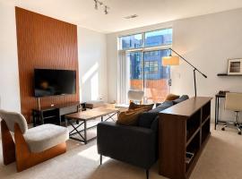 Spacious Third Ward Apt Near Summerfest with Balcony - Sleeps 4, hotel v destinácii Milwaukee