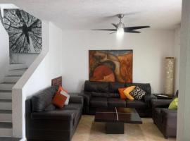 Casa en Fraccionamiento El Conchal, khách sạn ở Conchal