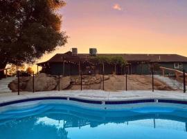 Yosemite & Bass Lake 3 Acres, Pool, Game Room, Stunning Views, hotel u gradu Korsgold