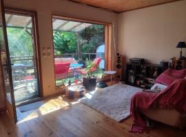 Maison en bois sur pilotis avec jardin, hôtel à Saint-Étienne-du-Valdonnez
