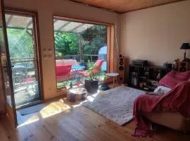 Maison en bois sur pilotis avec jardin