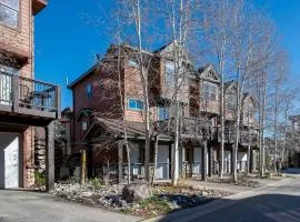 Sawmill Haus Walk to Downtown Hot Tub Renovated Sleeps 9