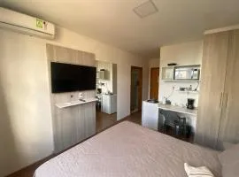 Studio Residencial Paris perto aeroporto, com tv, microondas, frigobar, ar cond, garagem