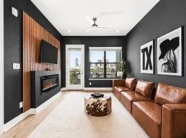 Luxury Penthouse with Balcony, Downtown Dallas Skyline Views, Gym, Free Parking