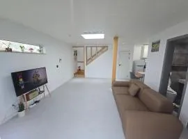 Newly Built Private Pension in Sokcho, Osio Stay, 2-Minute Walk to Jungang Market, 5 Minutes to the Sea, Parking Available, Standard Capacity for 6 People, Maximum 10 People