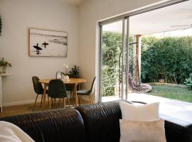 The Waratah House - Modern Coastal Retreat near Cafes & Beach, Hotel in Mona Vale