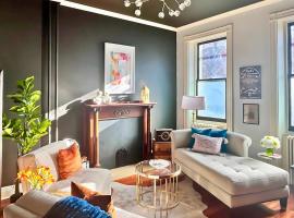 Star-Inspired 5BR Manor Sauna, Karaoke Sleeps 12, hotel a Lancaster
