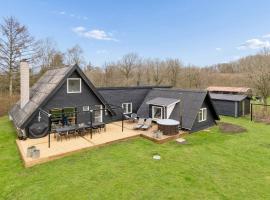 Holiday Home With Spa Sauna And Hot Tub, hotel v destinácii Farsø