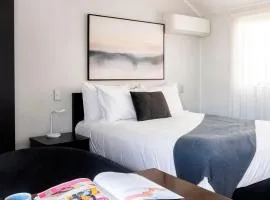 Aquarius Motor Inn