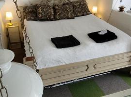 FORFATTERHUSET 2 personer inkl morgenmad og adgang til 6 svømmehaller، فندق في Nørre Nebel