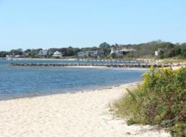 Barnstable में, होटल Modern 3 bedroom house, close to downtown Hyannis and Beach