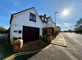 The Loft Retreat - Coastal Escape in the Heart of Meads