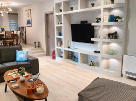 THALIA, luxury 3Br Home with Ensuite Bathrooms, just 3 minutes walk from the beach located in the prestigious Athenian Riviera, Hotel in Athen