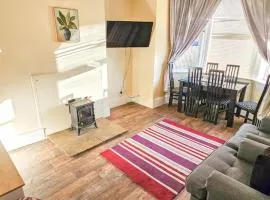 House Sleeps 6 with Enclosed Garden