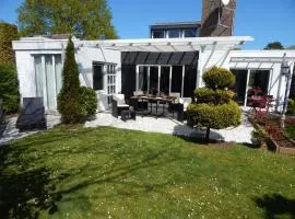 Wunderschoenes-freistehendes-Ferienhaus-an-der-See-Sauna-Strand-Yachthafen-WLAN