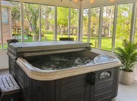 Lakefront Cabiin, Hot Tub, Private Lake Access, hotell sihtkohas Karnack