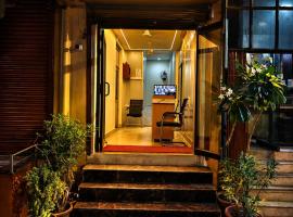 Lotus Stay By Hotel MR Opposite Aishbagh Railway Station, hotel di Lucknow