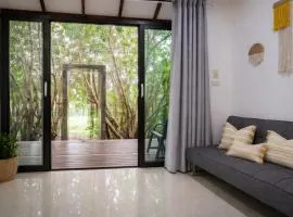 Island`s Pearl Home with Private Patio Quiet & Peaceful, Hin Kong