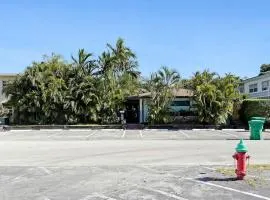 Cozy Beachside Bungalow with Shared Courtyard Near Singer Island Beach, West Palm Beach Florida