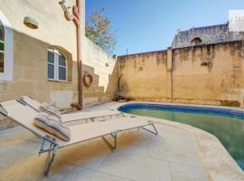 Premium 4BR home with Pool, Space & Style, hotel v destinaci Sannat