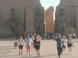 شركه ابن المستشار للسياحه، فندق في Al Karnak