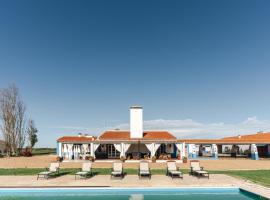 Charming Farm House With Pool, Hotel in Ferreira do Alentejo