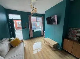 Altrincham House - 2BR - Sleeps 6 - WiFi - Parking