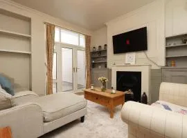 Spacious 4 Bedroom Home In Heart Of Bridgend - By EKLIVING PARTNERS Short Lets & Serviced Accommodation