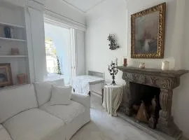 White Suite Capri