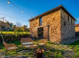 Encantadora Villa de Piedra con Jardín y Chimenea