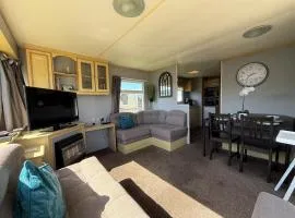 Seaview 190 - Ingoldmells - pet friendly, WiFi, bed linen - Close to beach and Fantasy Island - Meadow Lakes Caravan & Lodge Hire