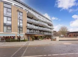 Luxury 2-Bed Penthouse apartment Central Maidenhead with parking, 2 nights minimum booking, close to Elizabeth line and LEGOLAND