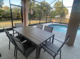 Pool Home, khách sạn ở Englewood